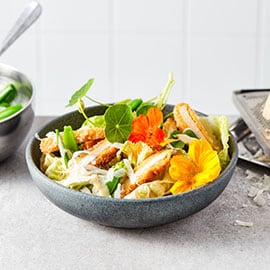 Salade met veganistische crispy kipburger Salade met veganistische crispy kipburger